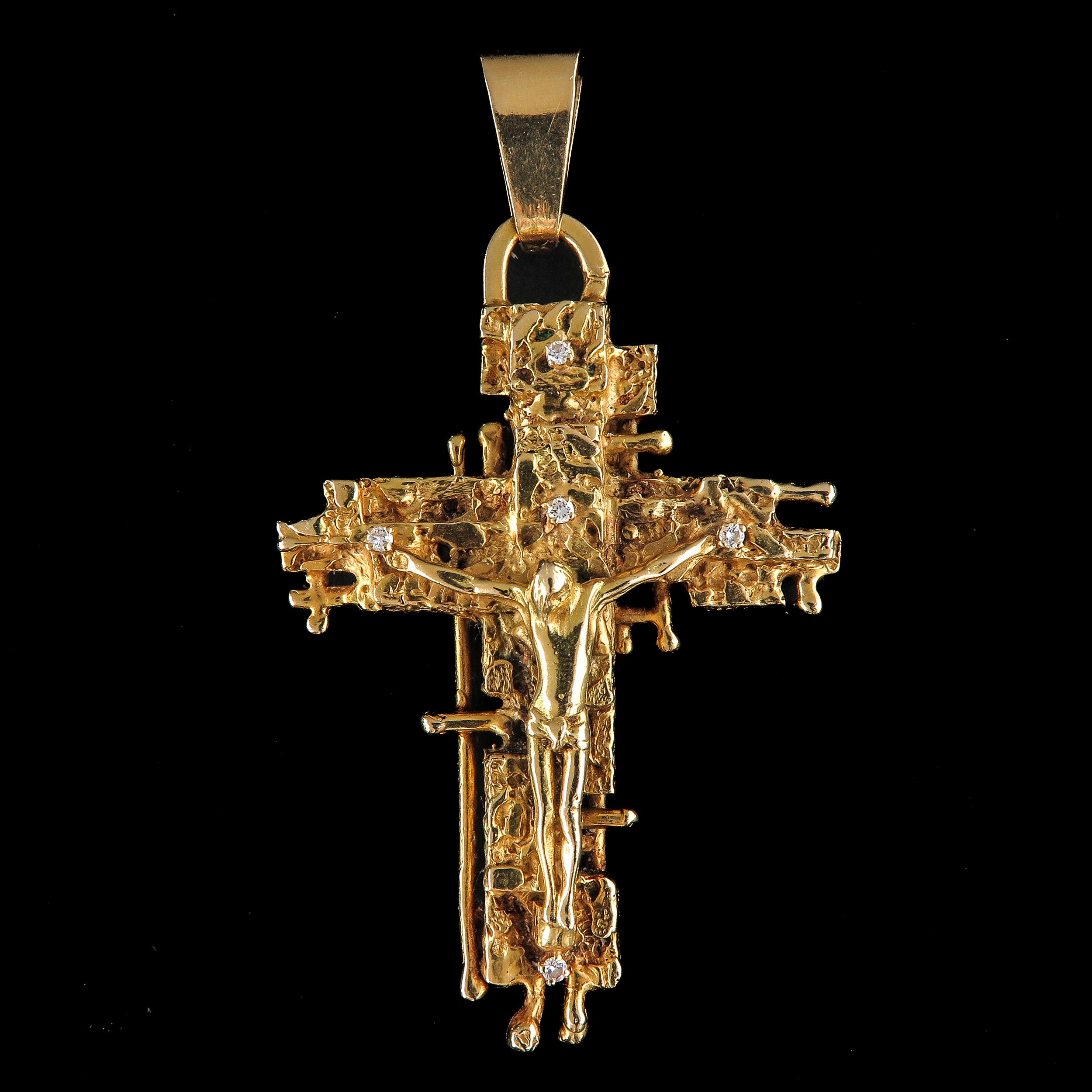 A Large 18KG Crucifix Pendant Set with 5 Diamonds